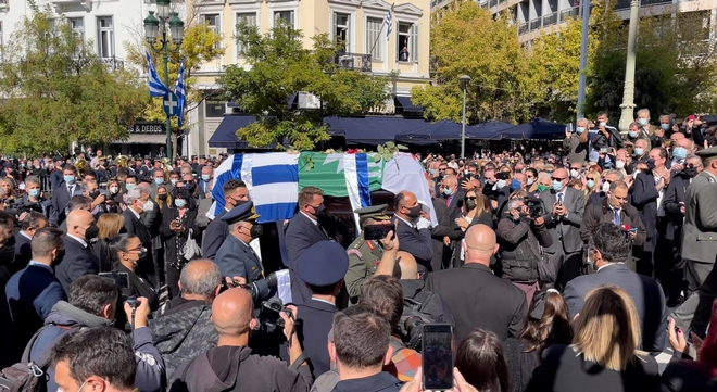 Φώφη Γεννηματά: Συγκίνηση στον τελευταίο αποχαιρετισμό - Πλήθος κόσμου στη Μητρόπολη (Live)