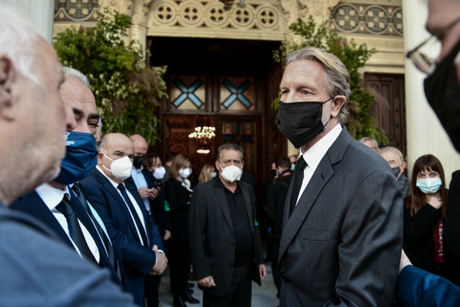 Φώφη Γεννηματά: Συγκίνηση στον τελευταίο αποχαιρετισμό - Πλήθος κόσμου στη Μητρόπολη (Live)