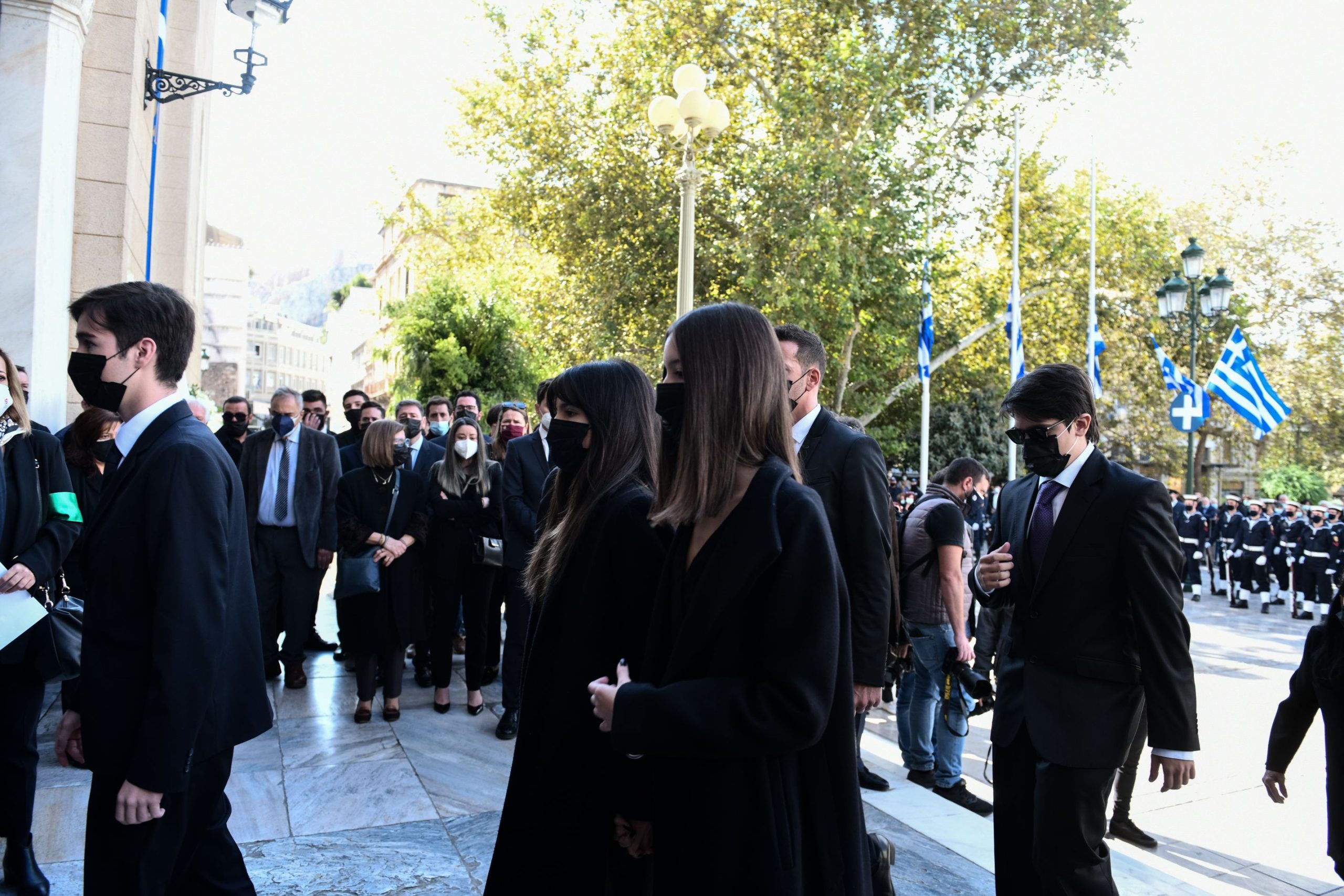 Φώφη Γεννηματά: Συγκίνηση στον τελευταίο αποχαιρετισμό - Αρχισε η εξόδιος ακολουθία (Live)