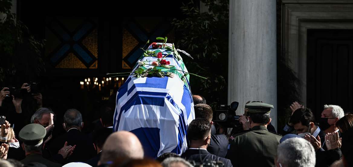 Φώφη Γεννηματά: Δάκρυα και πανελλήνια συγκίνηση στο τελευταίο «αντίο» - Ξεκίνησε η πομπή για το Α' Νεκροταφείο (Live)