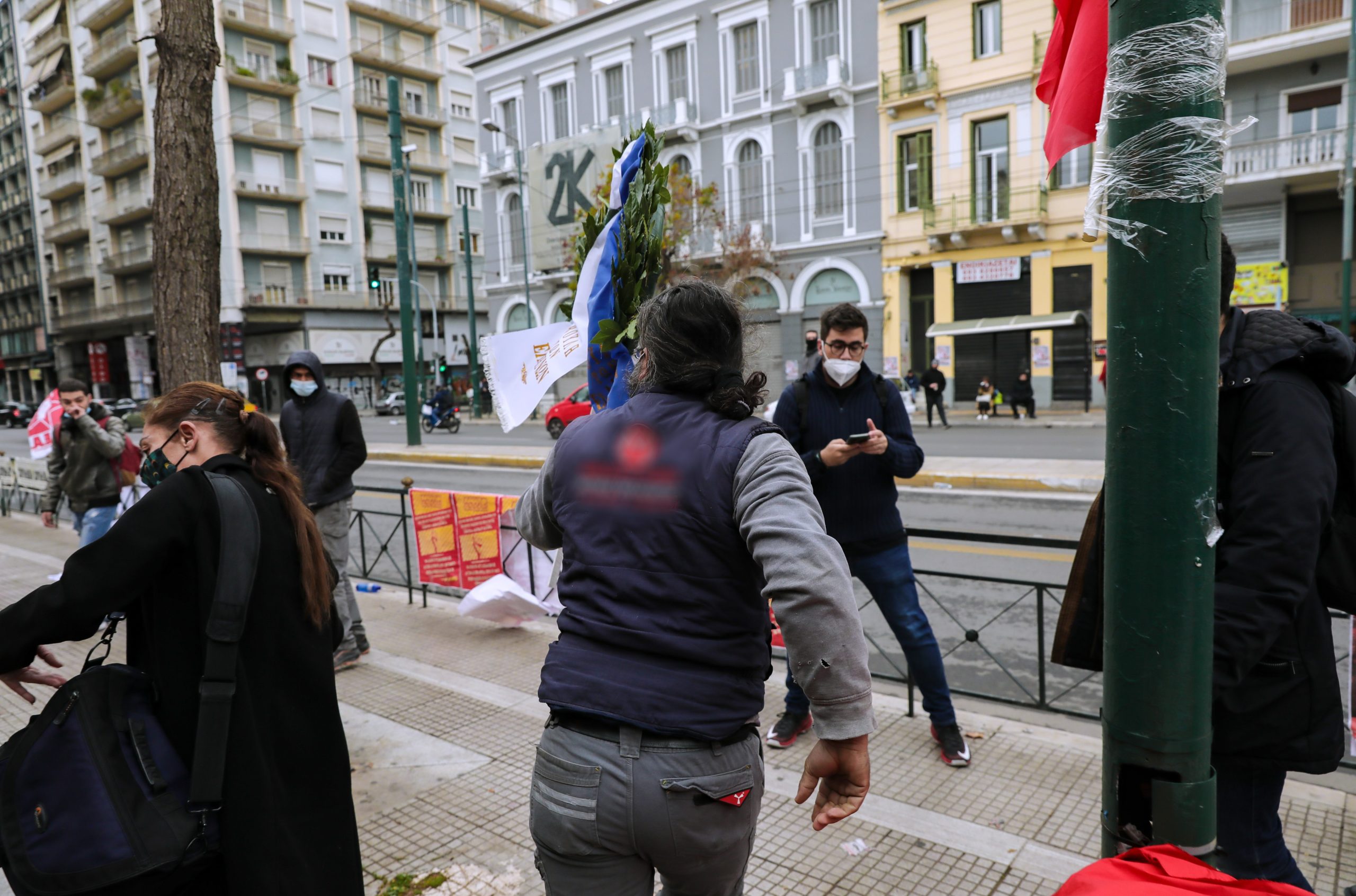 Πολυτεχνείο: Ένταση στην πύλη - «Μπλόκο» σε αντιπροσωπεία της Βουλής που πήγε να καταθέσει στεφάνι