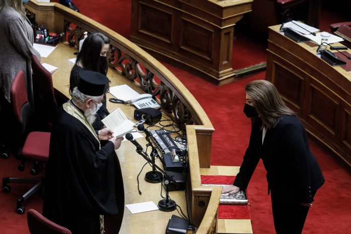ΚΙΝΑΛ: Ορκίστηκε η νέα βουλευτής Τόνια Αντωνίου