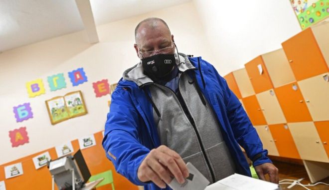 «Ελπίζω πως οι πολιτικοί αρχηγοί πήραν το μάθημά τους και ότι αυτό θα τους ωθήσει να διαπραγματευθούν», σχολίασε στο Γαλλικό Πρακτορείο ο Άντονι Τοντόροφ, καθηγητής του βουλγαρικού Νέου Πανεπιστημίου. Ο σχηματισμός κυβέρνησης έχει «απόλυτα ζωτική σημασία», δηλώνει ο Κιρίλ Πετκόφ, πρώην υπουργός Οικονομίας και εκ των αστέρων των εκλογών αυτών. Αίσθηση "χάους" «Δεν γίνεται να μην έχουμε κυβέρνηση», όπως το βλέπει η Μποριάνα Ντιμίτροβα, διευθύντρια του ινστιτούτου δημοσκοπήσεων Alpha Research, αναφερόμενη πρωτίστως στην ανάγκη αντιμετώπισης της υγειονομικής κρίσης το ταχύτερο δυνατόν. Καθώς η μεταβατική κυβέρνηση μοιάζει ανίσχυρη μπροστά στην επιδείνωση της κατάστασης. Τα νοσοκομεία ξεχειλίζουν ασθενείς και σχεδόν 200 άνθρωποι υποκύπτουν καθημερινά εξαιτίας επιπλοκών της COVID-19 στο κράτος των Βαλκανίων όπου μόλις το ένα τέταρτο των 6,9 εκατομμυρίων κατοίκων έχουν εμβολιαστεί πλήρως. Η Βουλγαρία καταγράφει τη δεύτερη υψηλότερη θνητότητα της νόσου κατ’ αναλογία προς τον πληθυσμό στον πλανήτη. «Στην κοινωνία επικρατεί η αίσθηση πως η κατάσταση είναι χαοτική», τονίζει ο κ. Τοντόροφ. Η αβεβαιότητα βαραίνει στην οικονομική ανάπτυξη: η Ευρωπαϊκή Επιτροπή αναθεώρησε προς τα κάτω την εβδομάδα που πέρασε την πρόβλεψή της για την αύξηση του ΑΕΠ. Το συντηρητικό κόμμα GERB του πρώην πρωθυπουργού Μπόικο Μπορίσοφ μοιάζει να προσπαθεί έξυπνα να εκμεταλλευτεί ακριβώς αυτό το συναίσθημα, με το κεντρικό μήνυμα στις προεκλογικές του αφίσες να είναι «εναντίον της αποδιοργάνωσης». Αυτό το μήνυμα, καθώς και η βάση του στην τοπική αυτοδιοίκηση, που βασίζεται «στις πελατειακές σχέσεις», εξηγούν αναμφίβολα το ότι καταλαμβάνει την πρώτη θέση στις δημοσκοπήσεις (οδεύει να συγκεντρώσει το 24% των ψήφων), σύμφωνα με τον ίδιο πολιτολόγο. Δίψα για αλλαγή Όμως ο κ. Μπορίσοφ, στον οποίο οι επικριτές του προσάπτουν διαφθορά, είναι πλέον κάποιος που «δεν θέλει να τον ξέρει κανείς» και κατά την άποψη αρκετών αναλυτών δεν μοιάζει πολύ πιθανό η παράταξή του να μπορέσει να επιστρέψει στην εξουσία. Υπάρχει δίψα για «εναλλαγή», διαβεβαιώνει η κυρία Ντιμίτ