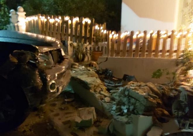 Αυτοκίνητο "μπούκαρε" σε αυλή σπιτιού στην Ανδρο (Φωτό)