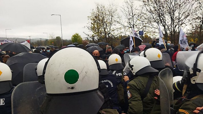Κοζάνη: Άγριο ξύλο και δακρυγόνα πριν την επίσκεψη Μητσοτάκη (Βίντεο)