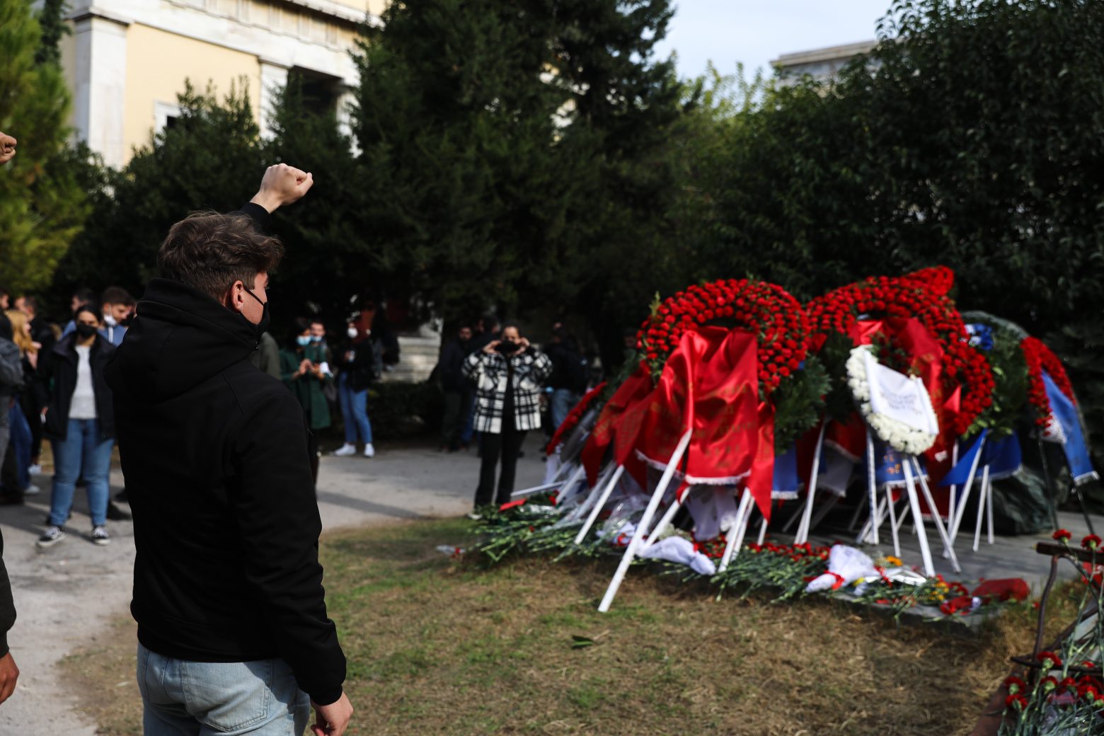 Πολυτεχνείο: Έκλεισαν οι πύλες - Εντάσεις, συγκίνηση και πλήθος κόσμου στους εορτασμούς της 48ης επετείου (Φωτό+Βίντεο)