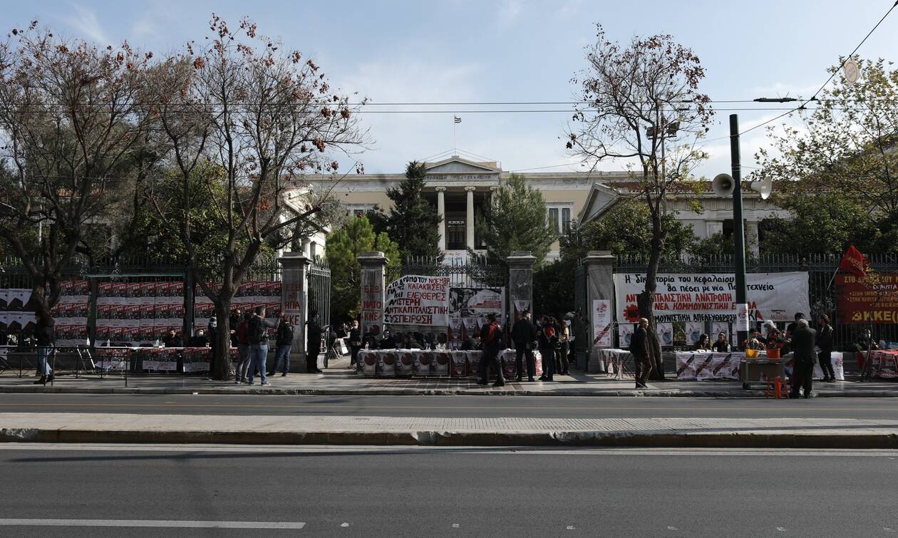 Πολυτεχνείο: Έκλεισαν οι πύλες - Εντάσεις, συγκίνηση και πλήθος κόσμου στους εορτασμούς της 48ης επετείου (Φωτό+Βίντεο)
