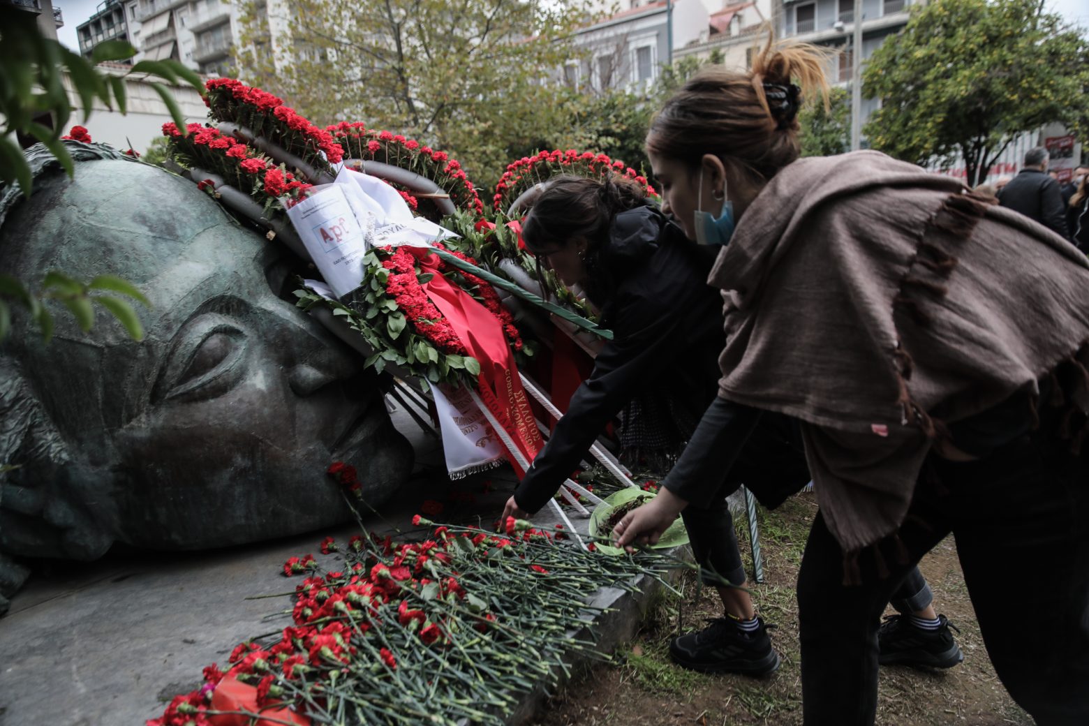 Πολυτεχνείο: Έκλεισαν οι πύλες - Εντάσεις, συγκίνηση και πλήθος κόσμου στους εορτασμούς της 48ης επετείου (Φωτό+Βίντεο)