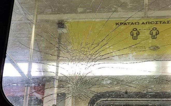 ΣΤΑΣΥ: Βανδαλισμοί σε συρμούς του ΗΣΑΠ ενώ είχαν μέσα επιβάτες (Βίντεο)