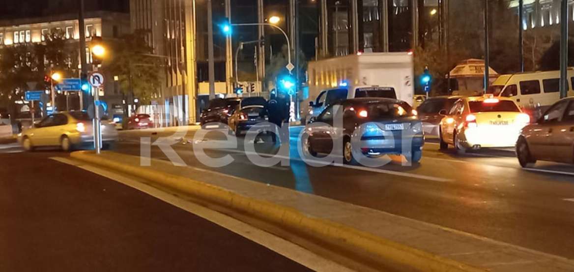 Ατύχημα μπροστά στη Βουλή: Ταξί χτύπησε πεζό σε διάβαση (Φωτό)