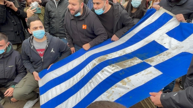 Η ματωμένη σημαία στο Πολυτεχνείο