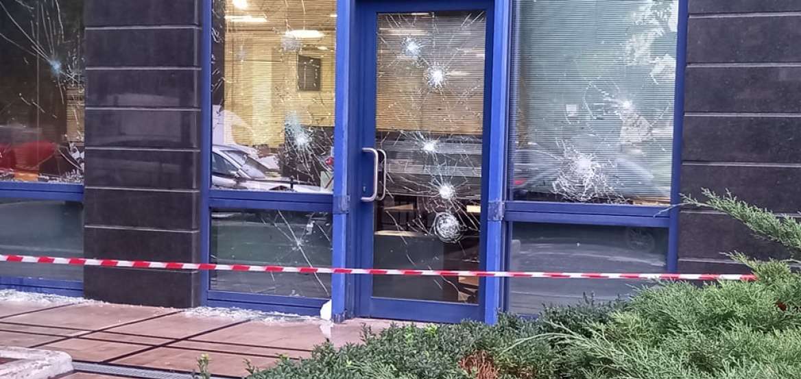Καταδρομική επίθεση με βαριοπούλες σε γραφεία εταιρειών στη Μιχαλακοπούλου