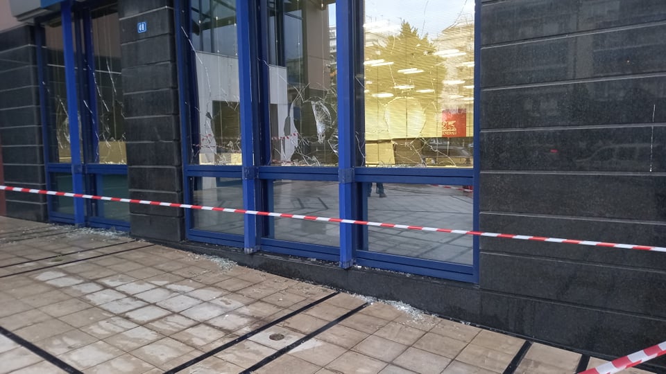 Καταδρομική επίθεση με βαριοπούλες σε γραφεία εταιρειών στη Μιχαλακοπούλου