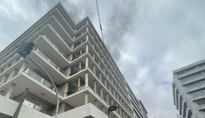 Ο καπνός είναι τόσο έντονος που γίνεται ορατός από διάφορα σημεία της Αθήνας.  Για την διευκόλυνση των οχημάτων της Πυροσβεστικής έχει διακοπεί η κυκλοφορία επί της οδού Μητροπόλεως.
