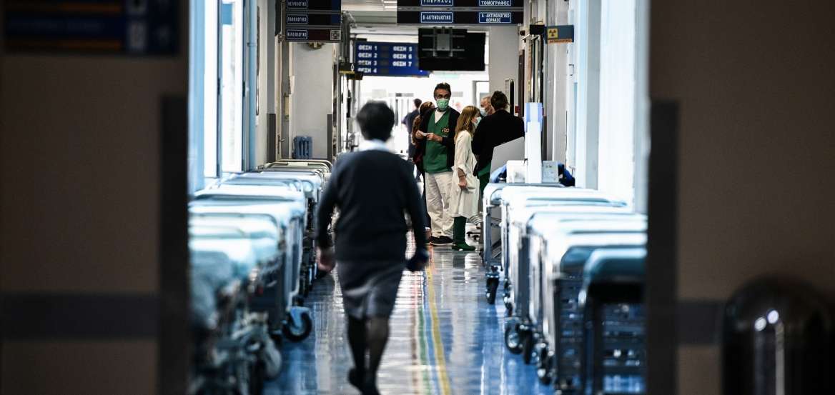 Ασφυκτική η κατάσταση στα νοσοκομεία: Ποιες περιοχές είναι στο «κόκκινο» - Στο τραπέζι η επιστράτευση των ιδιωτών γιατρών