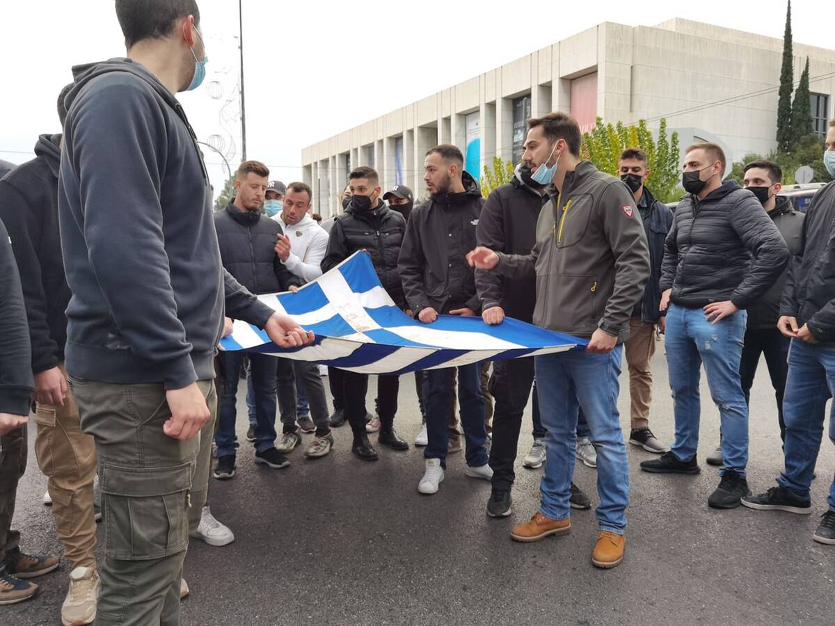 16:50 Έφτασε στην αμερικανική Πρεσβεία η αιματοβαμμένη σημαία του Πολυτεχνείου