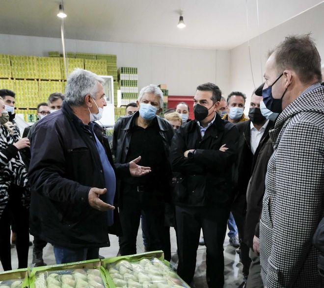 Ο Αλέξης Τσίπρας συζήτησε με νέους σε μπαρ της Λάρισας