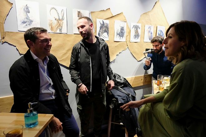 Ο Αλέξης Τσίπρας συζήτησε με νέους σε μπαρ της Λάρισας