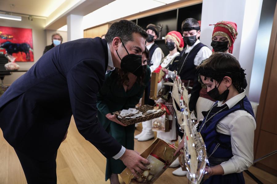 Τα κάλαντα των Χριστουγέννων στον Αλέξη Τσίπρα και τη Μπέττυ Μπαζιάννα