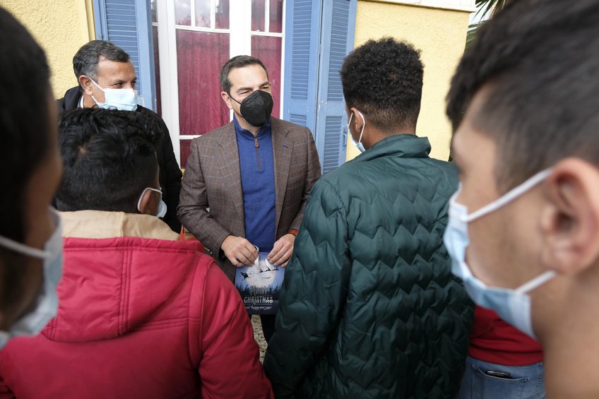 Ο Αλέξης Τσίπρας μοίρασε δώρα σε ανήλικα προσφυγόπουλα