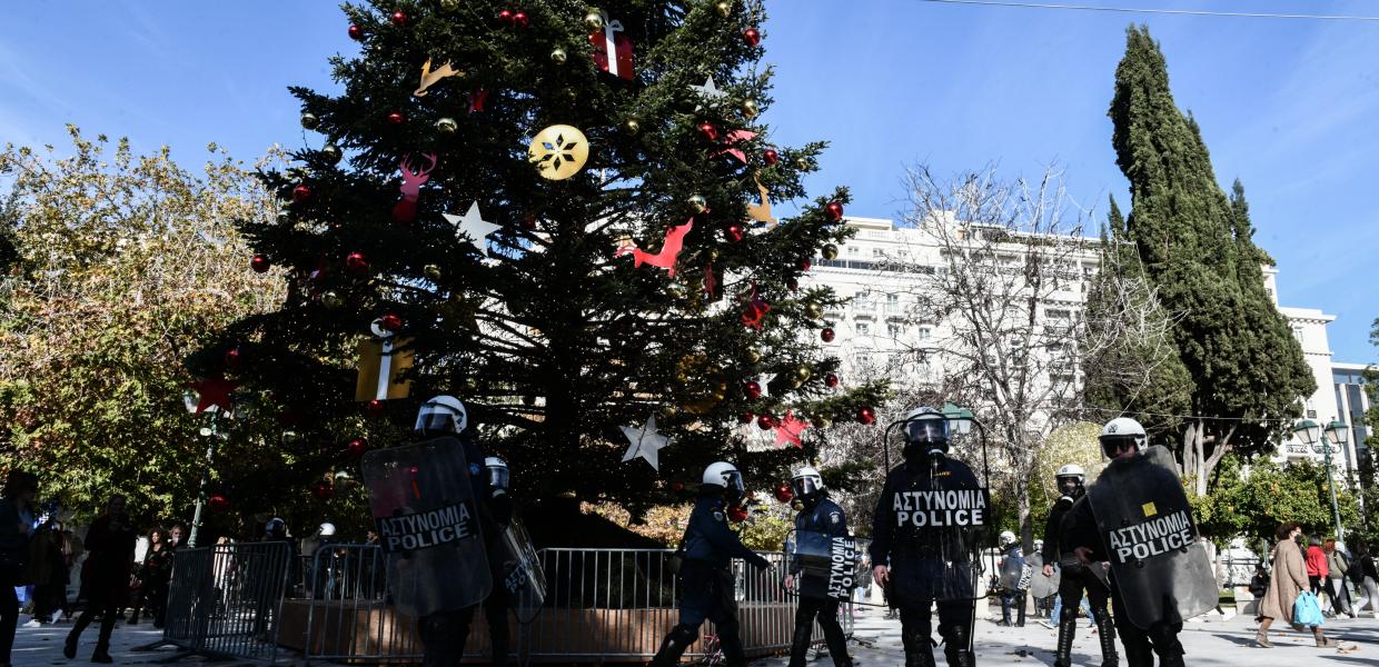 Σε αστυνομικό κλοιό το χριστουγεννιάτικο δέντρο στην Πλατεία Συντάγματος (Φωτό)