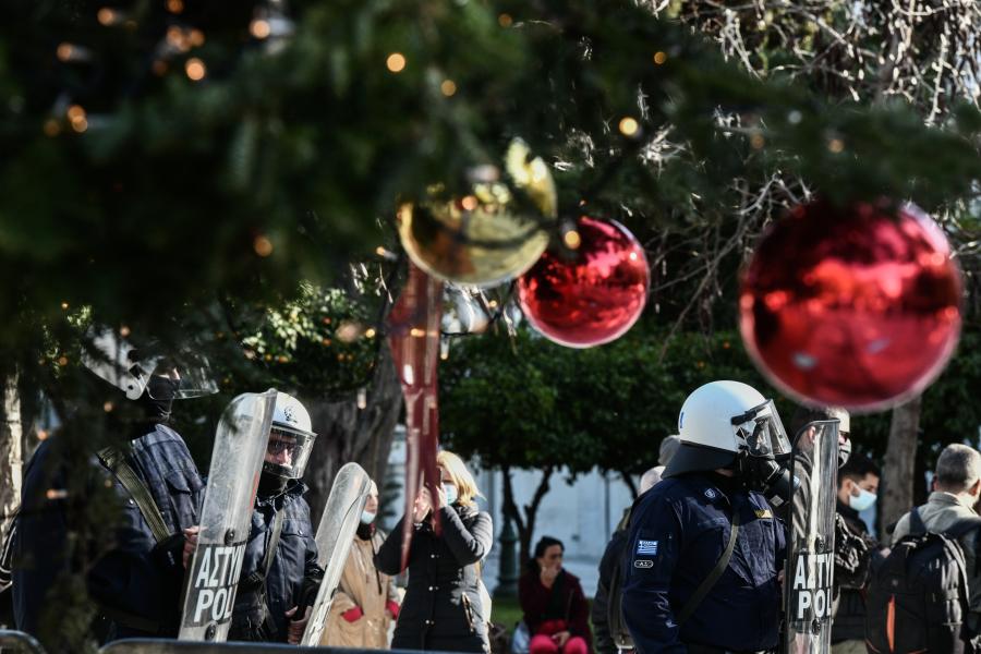 Σε αστυνομικό κλοιό το χριστουγεννιάτικο δέντρο στην Πλατεία Συντάγματος (Φωτό)