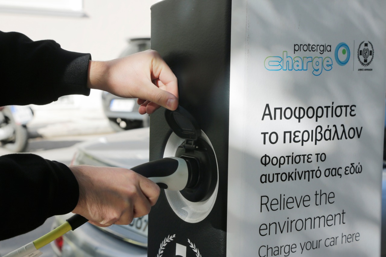 Protergia Charge: Το μέλλον της ενέργειας και της ηλεκτροκίνησης έχει ήδη φτάσει στο Δήμο Αθηναίων