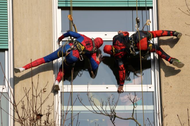Ιταλία: Υπερήρωες εμφανίζονται στα παράθυρα νοσοκομείου για να χαιρετήσουν τα παιδιά