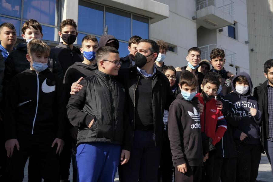Ο κ. Μητσοτάκης όμως είναι αποδεδειγμένο ότι ούτε θέλει ούτε μπορεί. Όσο πιο γρήγορα φύγει, τόσο το καλύτερο για μας που θα αναλάβουμε να αναστήσουμε την κοινωνία και να την οδηγήσουμε ξανά σε δρόμο ασφαλείας και προοπτικής».