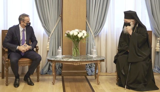Ο Μητσοτάκης στη ΔΙΣ: Το μήνυμα για Χριστούγεννα, το κερί που άναψε και η υποδοχή από Ιερώνυμο