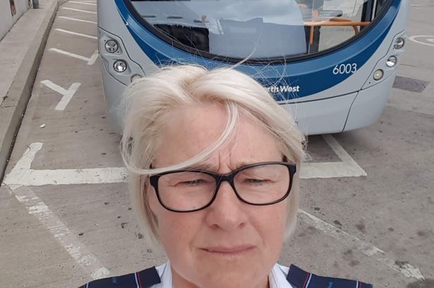 2_Bus-driver-sacked-for-being-too-short Βρετανία: Απέλυσαν μια από τις πρώτες γυναίκες οδηγούς λεωφορείων επειδή είναι