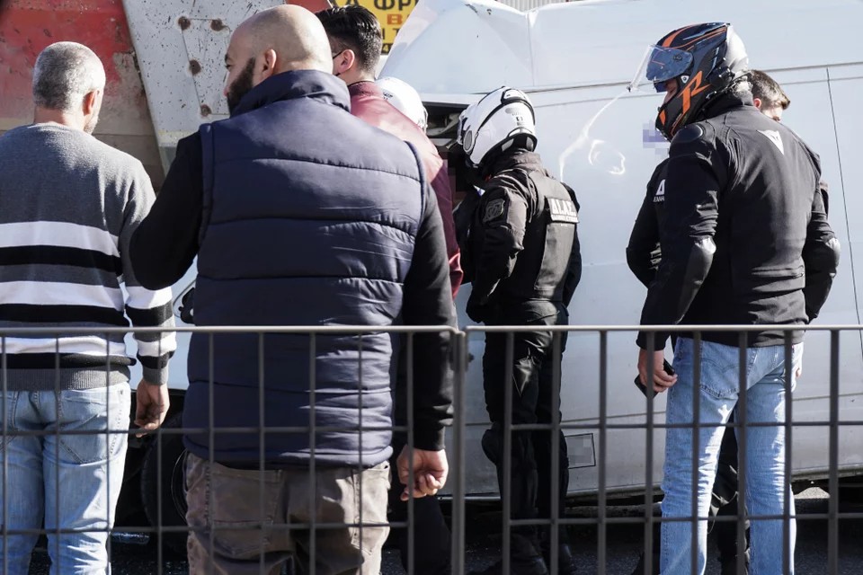 Σοβαρό τροχαίο στον Κηφισό: Φορτηγάκι έπεσε πάνω σε νταλίκα (Φωτό & Βίντεο)