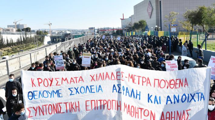 Ενταση και επεισόδια στο μαθητικό συλλαλητήριο έξω από το Υπ. Παιδείας (Φωτό & Βίντεο)