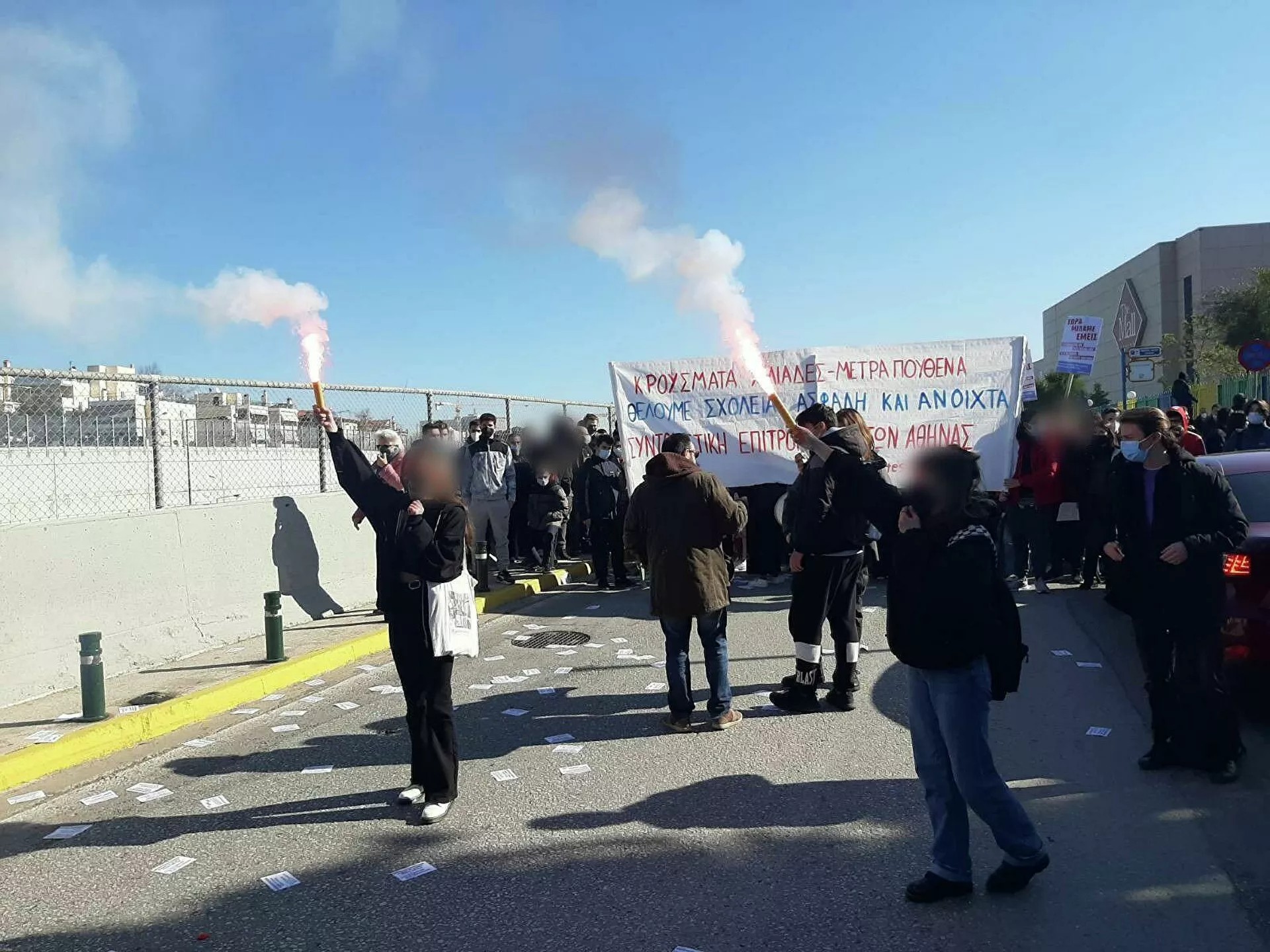 Ενταση και επεισόδια στο μαθητικό συλλαλητήριο έξω από το Υπ. Παιδείας (Φωτό & Βίντεο)