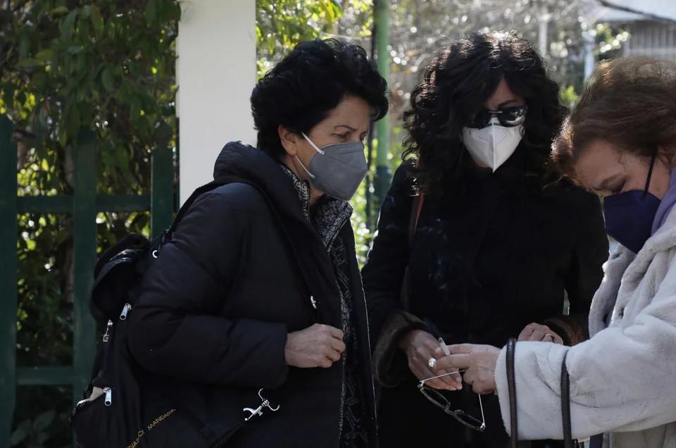 Νίκος Αντύπας: Πλήθος καλλιτεχνών βρέθηκε στην κηδεία του για το τελευταίο «αντίο»