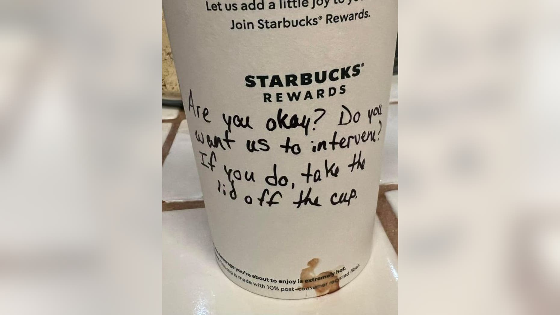 Το viral μήνυμα πάνω σε ποτήρι Starbucks: «Αν χρειάζεσαι βοήθεια, βγάλε το καπάκι»