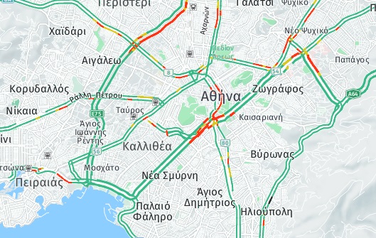 Στην περιοχή παραμένει ισχυρή αστυνομική δύναμη. 