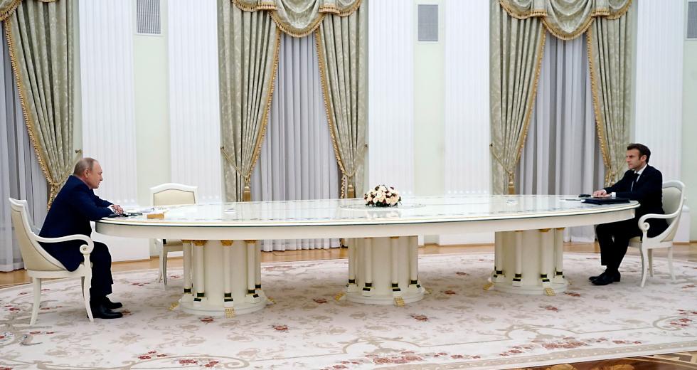 macron-putin-1_0 Μακρόν: Τι προκάλεσε τη μεγάλη απόσταση με τον Ρώσο πρόεδρο Πούτιν κατά τη συνάντησή τους;
