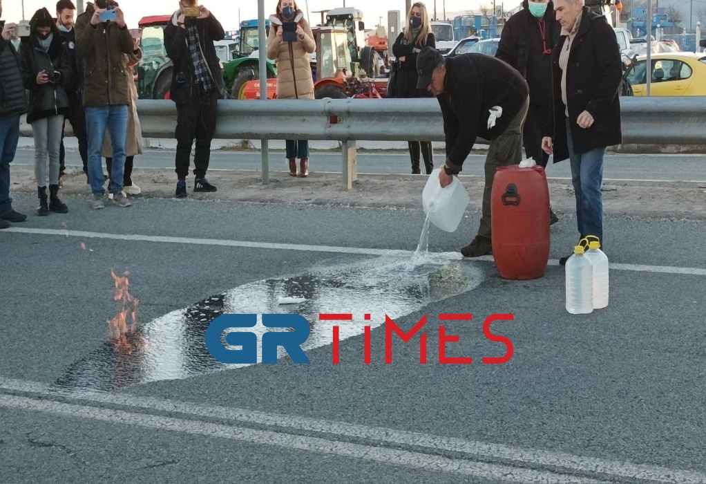 Φωτιά στο τσίπουρο έβαλαν παραγωγοί από τον Τύρναβο 