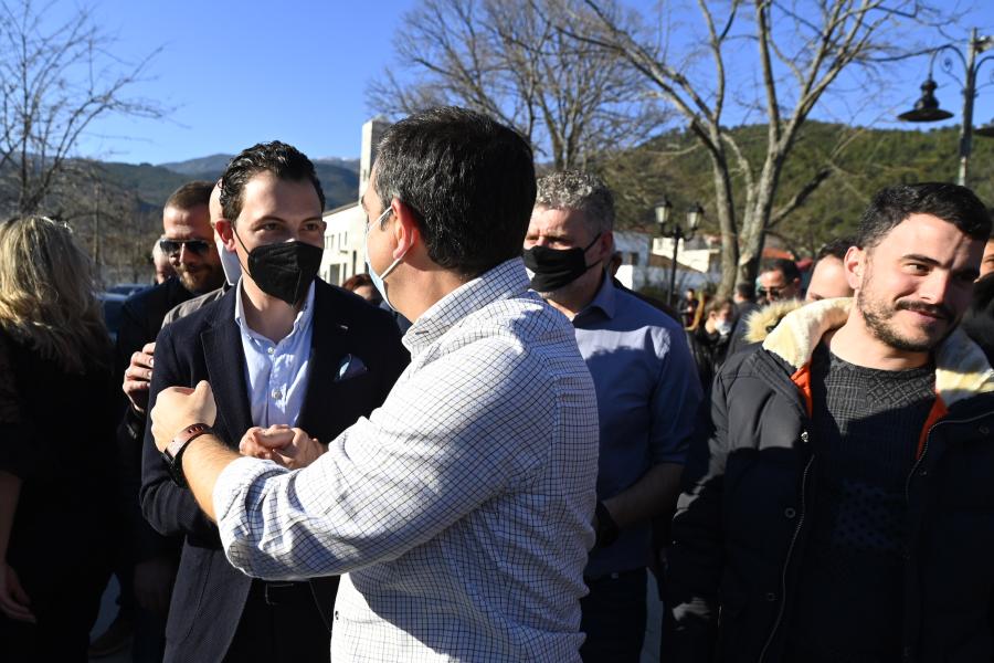 Οδηγούμαστε σε μια βαθιά κοινωνική κρίση» Όλη αυτή η κατάσταση μετατρέπεται σε πυρηνική απειλή για την κοινωνία σημείωσε ο Αλέξης Τσίπρας γιατί μετακυλίεται στα σούπερ μάρκετ. Ο πληθωρισμός που σκαρφάλωσε στα ύψη όμως δεν είναι για όλους το ίδιο . «Δεν είναι το ίδιο για τον συνταξιούχο που παίρνει 600 και 700 ευρώ και του έρχεται ο λογαριασμός της ΔΕΗ και είναι σχεδόν όσο η σύνταξή του. Για αυτό εκφράζω την βαθύτατη ανησυχία μου. Αν διατηρηθεί αυτό οδηγούμαστε σε μια βαθιά κοινωνική κρίση” υπογράμμισε και τόνισε ότι υπάρχει άμεση ανάγκη για στήριξη των νοικοκυριών.  Σε ό,τι αφορά τους αγρότες πρέπει να ληφθούν άμεσα μέτρα ενίσχυσης και προστασίας για να μείνουν στην ύπαιθρο και να παράξουν. Είναι αναγκαιότητα να επιστραφεί ο ΕΦΚ στο αγροτικό πετρέλαιο . Να επιδοτηθεί το αντιστάθισμα της ρήτρας προσαρμογής για να αντέξουν την κρίση μαζί με στοχευμένες επιδοτήσεις στις ζωοτροφές και στα αγροτικά εφόδια».