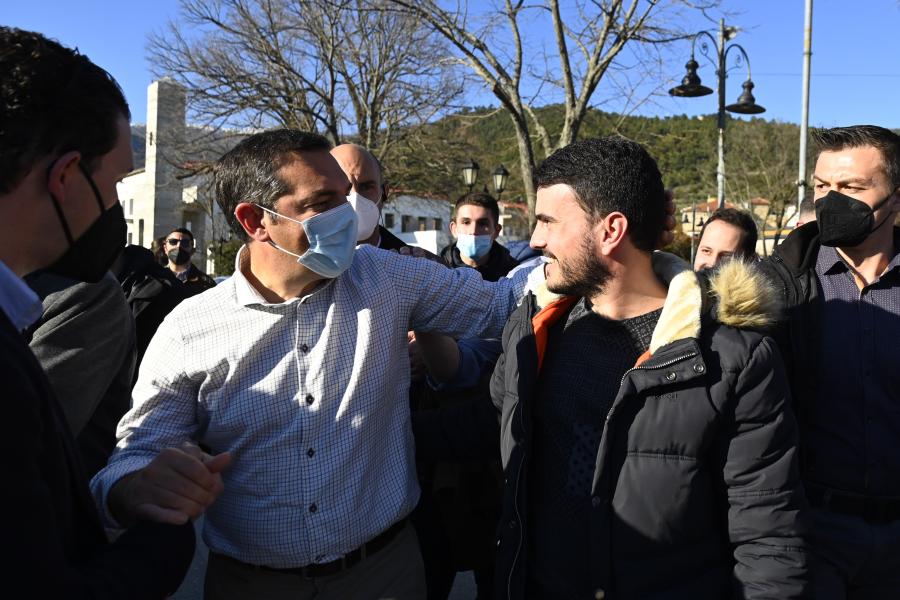 Πολλαπλασιαστής της ακρίβειας οι επιλογές της κυβέρνησης Ο πρόεδρος του ΣΥΡΙΖΑ εξήγησε ότι υπάρχει μια τρομακτική ενεργειακή κρίση που ωστόσο την έχει πολλαπλασιάσει η ίδια η κυβέρνηση με τις επιλογές της. Δεν είναι λογικό να είμαστε στην ΕΕ η χώρα με την ακριβότερη τιμή χονδρικής. Αυτό συμβαίνει γιατί υπήρξαν πολιτικές επιλογές της κυβέρνησης. Όπως η βίαιη απολιγνιτοποίηση, η απόφαση της κυβέρνησης να ιδιωτικοποιήσει την ΔΕΗ μεσούσης της κρίσης και να δώσουν παχυλούς μισθούς στα golden boys.  ΔΙΑΒΑΣΤΕ ΕΠΙΣΗΣ Ο Αλέξης Τσίπρας στην Αγιά Λάρισας ΠΟΛΙΤΙΚΗ 18.02.22 18:31 Αλέξης Τσίπρας / Διέγραψαν τον Κύρτσο επειδή προειδοποιούσε ότι θα γίνουμε Ουγγαρία «Αποφάσισαν να εκχωρήσουν το 17 % της ΔΕΗ βάζοντας και από το ελληνικό δημόσιο 100 εκατομμύρια στη αύξηση του μετοχικού κεφαλαίου για να πάει το δημόσιο από το 51% στο 34% . Και τώρα αντί η ΔΕΗ να επιτελεί το ρόλο της ως δημόσια επιχείρηση ανταγωνίζεται τους άλλους ιδιώτες παρόχους στο πόσο υψηλότερα θα πάει η τιμή του ρεύματος» είπε.  Και την ώρα που τα νοικοκυριά στενάζουν, οι λογαριασμοί έρχονται 3 και 4 φορές πάνω και αγρότες βλέπουν πια να είναι ασύμφορο να καλλιεργήσουν τα χωράφια τους η ΔΕΗ ανακοινώνει ισολογισμούς με 850 εκατομμύρια κέρδος και πανηγυρίζουν οι γιάπηδες και τα golden boys που παίρνουν 360 χιλιάδες ευρώ μισθό τόνισε ο Αλέξης Τσίπρας.   Την ίδια ώρα, τα άλλα golden boys της ΔΕΠΑ πήγαν και διαπραγματεύτηκαν με την Gazprom τιμή στο φυσικό αέριο που είναι ακριβότερη 30% από την τιμή της Βουλγαρίας όπως είπε.  «Να γιατί οι τιμές έχουν πάει στον θεό. Δεν είναι φυσικό φαινόμενο. Είναι ρήτρα Μητσοτάκη που αυξάνει το φαινόμενο της ακρίβειας και πληγώνει τις τσέπες των νοικοκυριών και των επιχειρήσεων» σημείωσε.