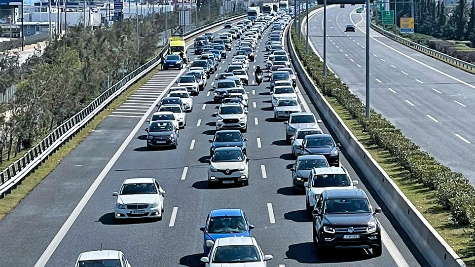Κίνηση στους δρόμους - 25η Μαρτίου: Η μεγάλη έξοδος των Αθηναίων, ταλαιπωρία για τους οδηγούς στα διόδια Ελευσίνας