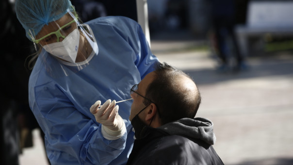 Κορωνοϊός: 21.412 νέα κρούσματα - 77 θάνατοι - 489 διασωληνωμένο