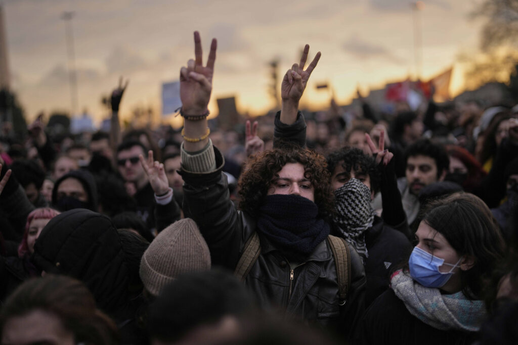 Χρήση πλαστικών σφαιρών και δακρυγόνων στη συγκέντρωση έξω από το δημαρχείο Κωνσταντινούπολης για τη σύλληψη Ιμάμογλου