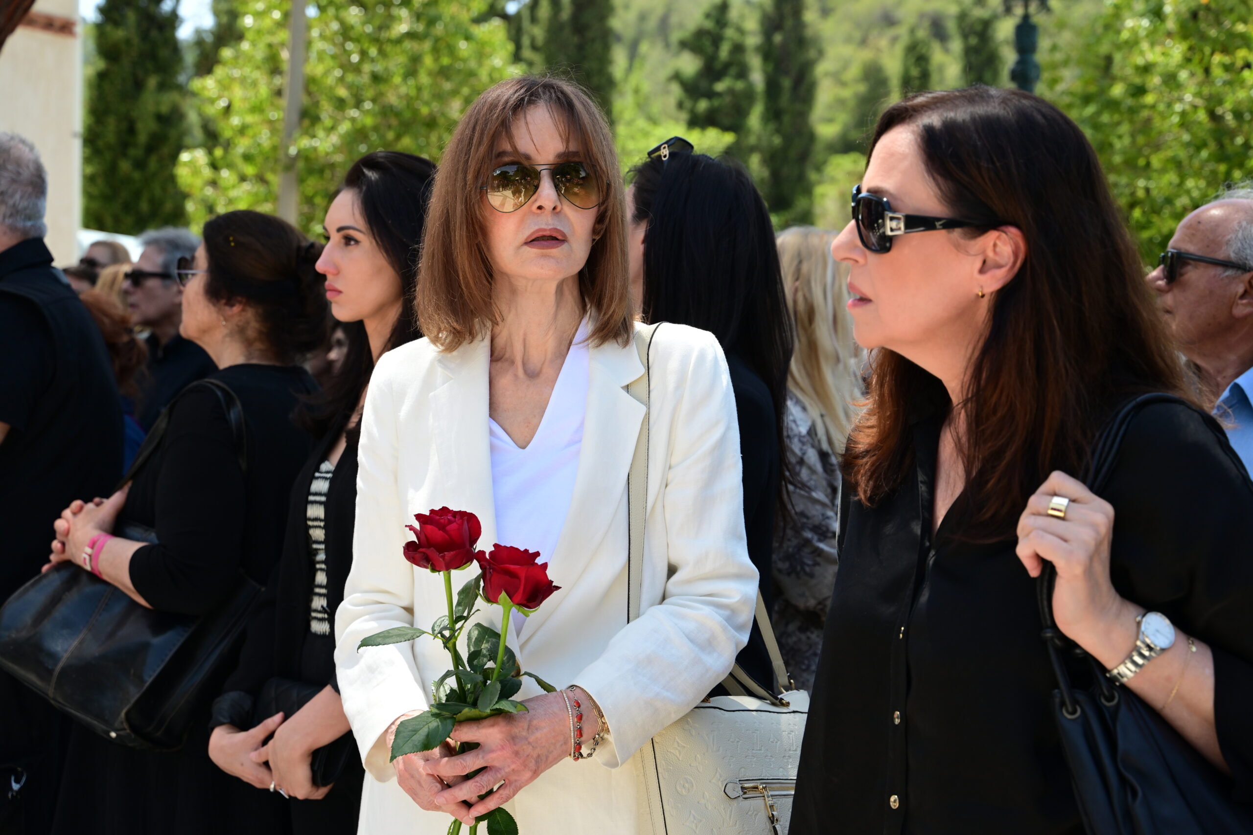 Κάτια Δανδουλάκη: Στα λευκά στην κηδεία του Νίκου Γαλανού – Τον αποχαιρέτησε με δύο κόκκινα τριαντάφυλλα (ΕΙΚΟΝΕΣ)