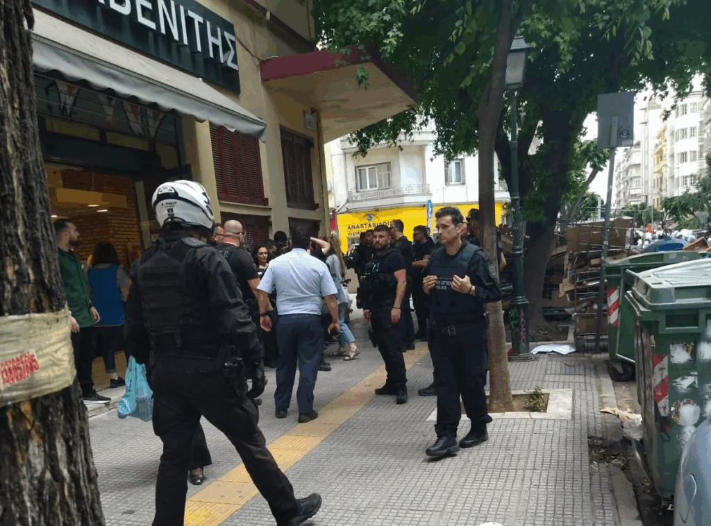 Θεσσαλονίκη: Επεισόδια μετά από διαμαρτυρία για την ακρίβεια έξω από σούπερ  μάρκετ – Πάνω από 10 προσαγωγές (ΒΙΝΤΕΟ) - KontraNews