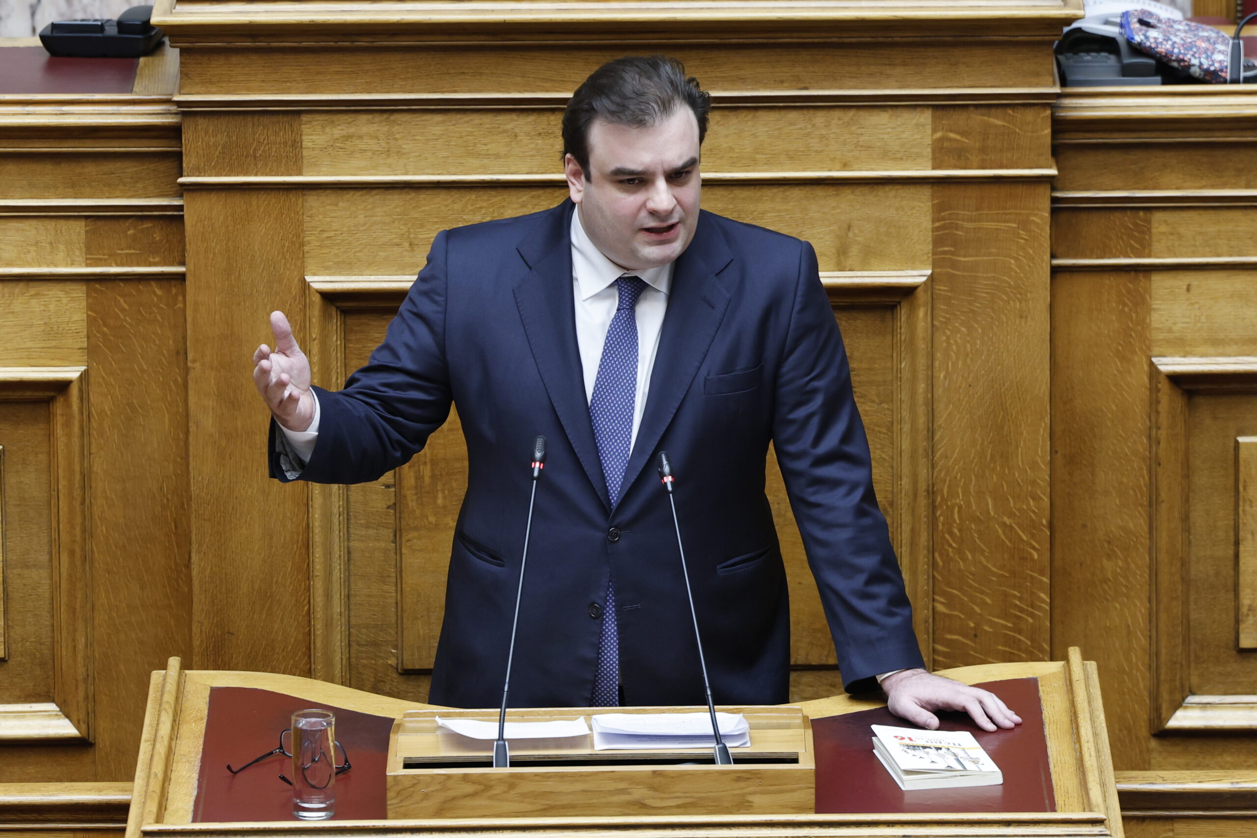 teleytaia nea