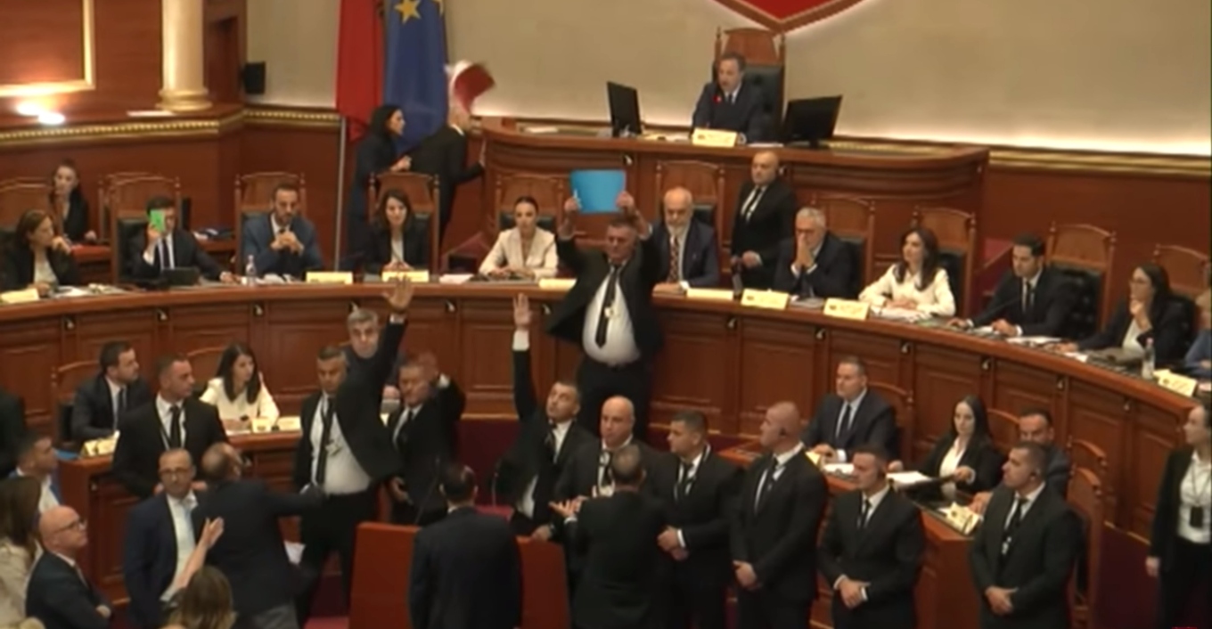 teleytaia nea