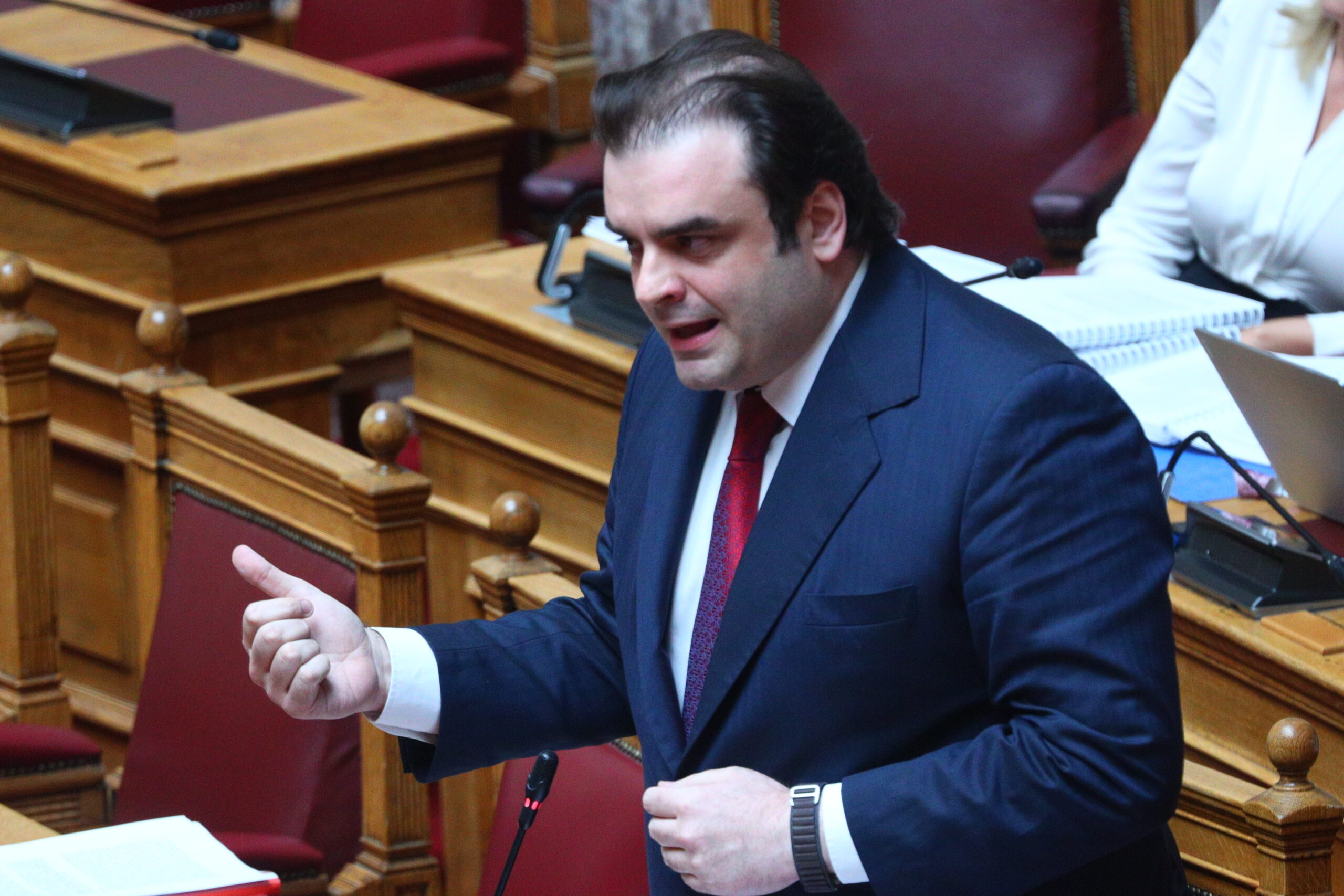 teleytaia nea