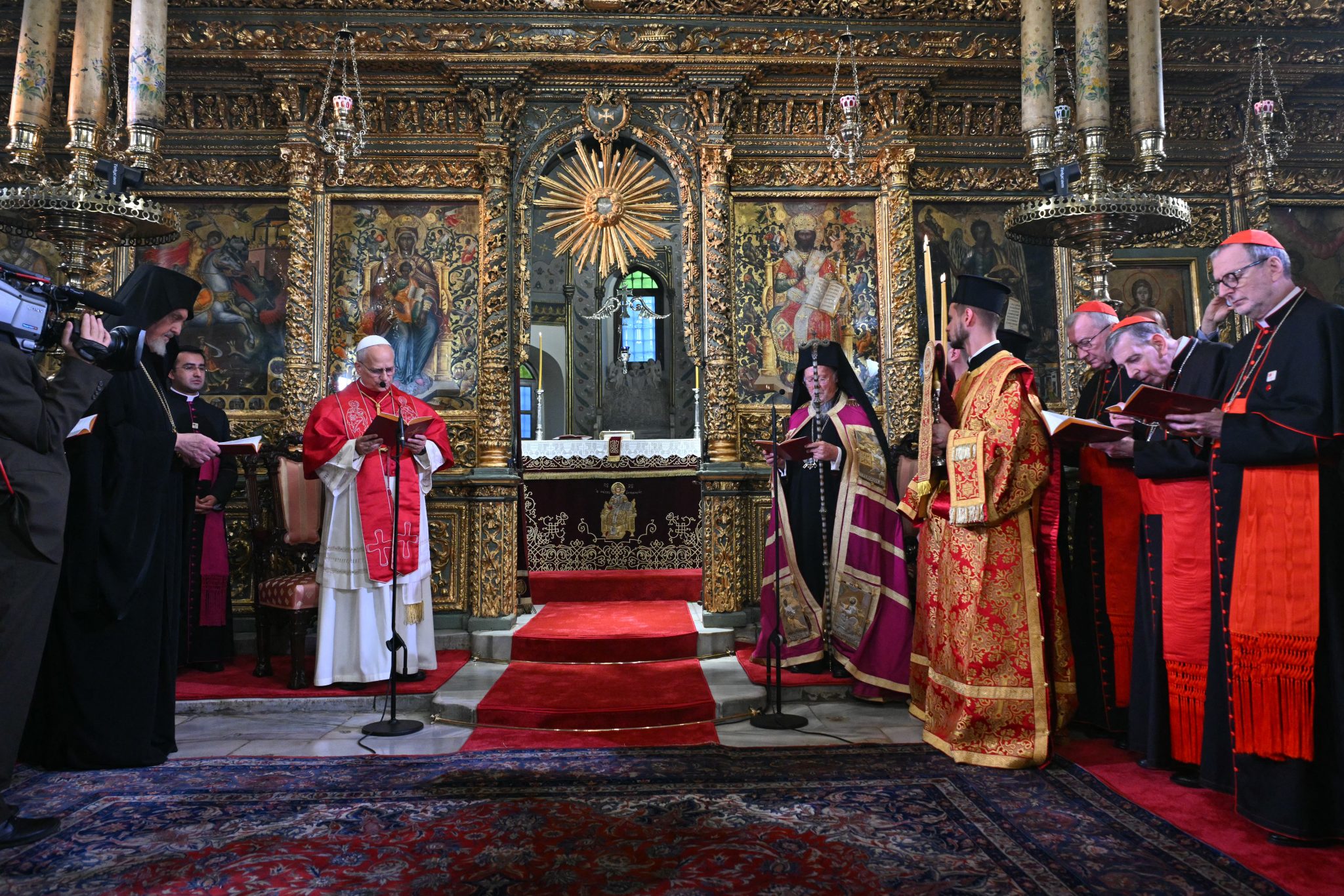 Ιστορική συνάντηση Οικουμενικού Πατριάρχη με τον Πάπα, στο Φανάρι – Κοινό μήνυμα για ενότητα και συμπόρευση